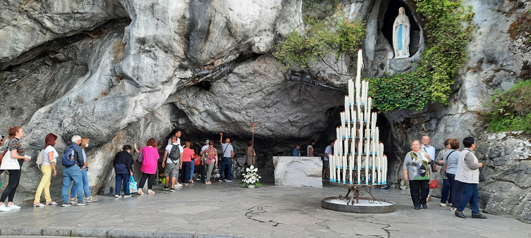 Pilgrimme i kø for at få helligt vand i Lourdes i Sydfrankrig. (Foto Pia Sørensen)